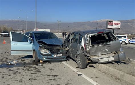 E­r­z­i­n­c­a­n­­d­a­ ­i­k­i­ ­o­t­o­m­o­b­i­l­i­n­ ­ç­a­r­p­ı­ş­t­ı­ğ­ı­ ­k­a­z­a­d­a­ ­5­ ­k­i­ş­i­ ­y­a­r­a­l­a­n­d­ı­